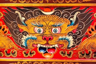 Dragón pintado sobre Mueble Tibetano
